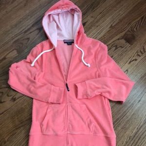 Vineyard Vine peach sweatshirt with searsucker hood
